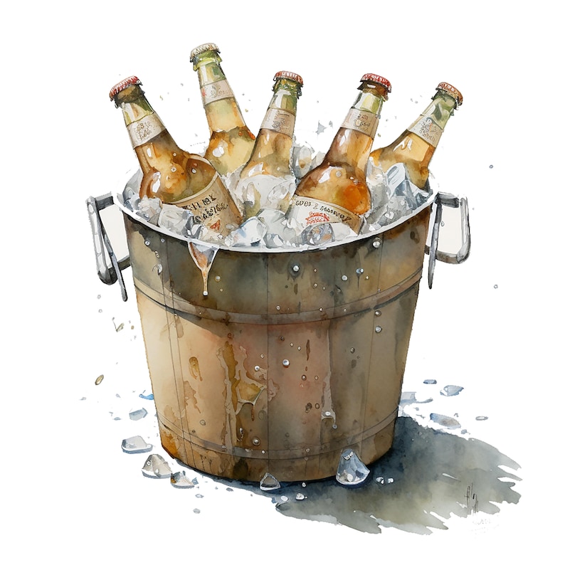 Pu&ograve; includere: Un secchio di legno pieno di ghiaccio e cinque bottiglie di birra di vetro. Le bottiglie sono tutte marroni e hanno tappi rossi. Il secchio &egrave; su una superficie bianca.