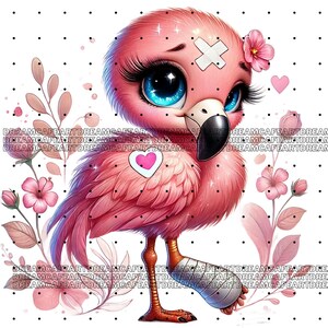 Op de afbeelding: Een roze flamingo met grote blauwe ogen en een verband om zijn been en hoofd. De flamingo staat op &eacute;&eacute;n been en heeft een roze hart op zijn vleugel. De achtergrond is wit met roze bloemen en bladeren.