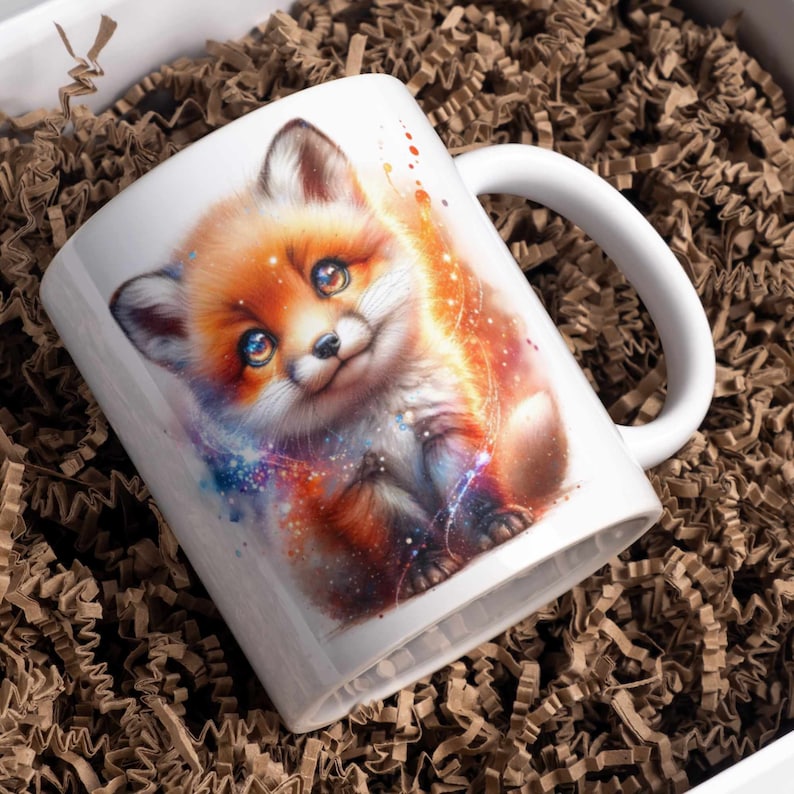 Puede incluir: Taza de cer&aacute;mica blanca con una ilustraci&oacute;n colorida de un cachorro de zorro con acentos de acuarela azul, naranja y amarillo.