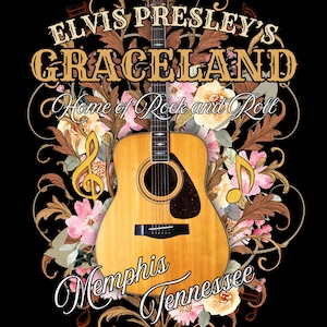 Op de afbeelding: Akoestische gitaar met de tekst "Elvis Presley's Graceland Home of Rock and Roll Memphis Tennessee" op een zwarte achtergrond. Het ontwerp bevat bloemen- en muzieknootaccenten in goud, roze en bruin.