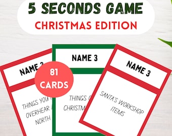 Puede incluir: Un juego de 81 cartas con temática navideña con bordes rojos y verdes. Las cartas se dividen en tres categorías: Cosas que se escuchan en el Polo Norte, Cosas que se ven en Navidad y Artículos del taller de Papá Noel.