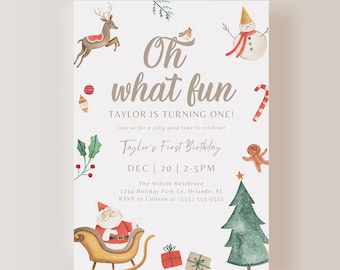 Puede incluir: Una invitación de primer cumpleaños con temática navideña con una ilustración de acuarela de Santa Claus en un trineo, un muñeco de nieve, un reno, un hombre de jengibre, un árbol de Navidad y un pájaro. El texto dice "Oh what fun Taylor is turning one!" e incluye la fecha y la hora de la fiesta.