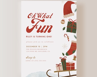 Puede incluir: Una invitación de cumpleaños de primer año con temática navideña roja y blanca. La invitación dice "Oh What Fun Riley cumple un año!" e incluye detalles sobre la fecha, la hora y el lugar de la fiesta. La invitación está decorada con un gorro de Papá Noel, regalos, bastones de caramelo y una media.