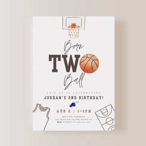 Może przedstawiać: Zaproszenie na urodziny w stylu koszykówki z brązową piłką do koszykówki i tekstem "Born Two Ball" oraz "Jordan's 2nd Birthday!" Zaproszenie zawiera szczegóły dotyczące imprezy, w tym datę, godzinę, miejsce i informacje RSVP.