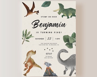 Puede incluir: Una invitación a una fiesta de cumpleaños con temática de dinosaurios con una ilustración de dinosaurio verde, marrón y gris. La invitación dice "Stomp on over Benjamin is turning five!" con la fecha y la hora de la fiesta.