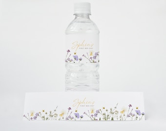 Op de afbeelding: Waterfleslabel met een bloemenontwerp en de tekst "Sophia's First Bee-Day".