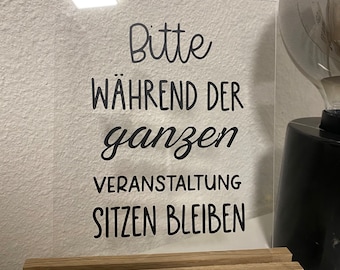 Lustiger Spruch auf Acryl für das Gästebad: „bitte während der ganzen Veranstaltung sitzen bleiben“- mit Halter oder anderer Spruch