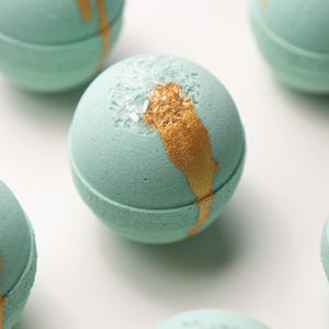 Rosemary Sandalwood Bath Bomb: Shea Butter, Green Clay, Epsom Salt