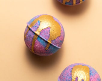 FIG & SWEET BERRIES bath bomb with Avocado oil, Cocoa and Shea butter | Beautiful handmade gift with gold embellishment and amazing smell