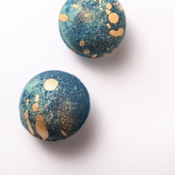 HIMALAYAN CEDAR & JASMIN bath bomb. Coniferous complex comforting scent. Avocado oil, shea and cocoa butter.