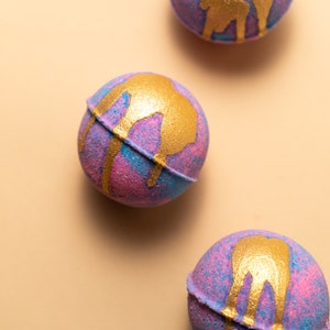 FIG & SWEET BERRIES bath bomb with Avocado oil, Cocoa and Shea butter | Beautiful handmade gift with gold embellishment and amazing smell