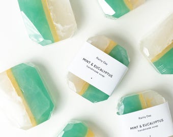 Menta y eucalipto - Jabón artesanal con piedras preciosas - Aceites de coco y girasol