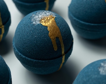 Bomba da bagno Night Jasmine: burro di karité, olio di avocado, argilla nera, sale di Epsom