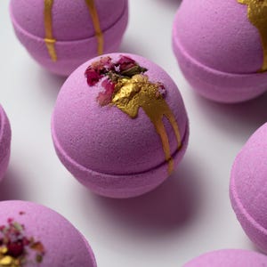 Bombe pour le bain à la rose et aux pois de senteur, avocat et beurre de karité, cadeau spa