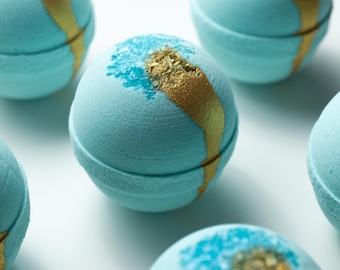 Bombe de bain à la topaze bleue : parfum tropical de noix de coco, beurre de karité, huile d'avocat, sel d'Epsom