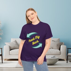 Descubra esta camiseta única: 'Read My Back' al frente, 'I Love You' en la espalda. ¡Perfecto para expresar emociones!