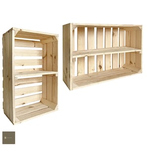 Può includere: Due mensole in legno a forma di cassa, una alta e una larga, con due ripiani ciascuna. Le mensole sono realizzate in legno naturale e hanno un aspetto rustico.