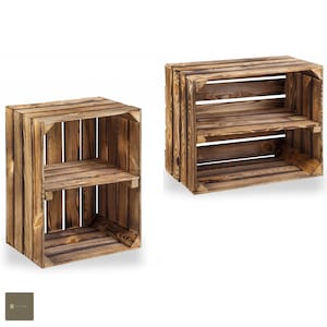 Peut inclure: Deux étagères en bois de caisse, une grande et une petite, avec une finition rustique brune. Les étagères ont chacune deux niveaux et sont parfaites pour exposer des objets ou organiser de petits espaces.