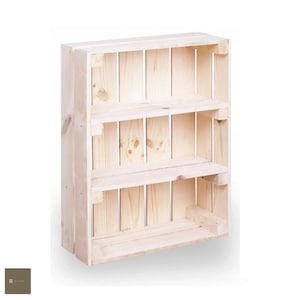 Può includere: Un'unità a scaffale in legno a tre livelli realizzata in legno naturale. L'unità a scaffale è realizzata con assi di legno non rifinite e ha un aspetto rustico.