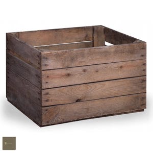 Op de afbeelding: Een rustieke houten kist met een verweerde bruine afwerking. De kist heeft een rechthoekige vorm en is gemaakt van dikke houten planken.