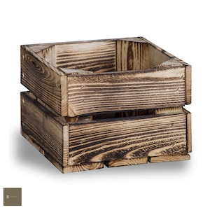 Könnte beinhalten: Eine rustikale Holzkiste mit einer abgenutzten braunen Oberfläche. Die Kiste ist aus Naturholz und hat eine quadratische Form.