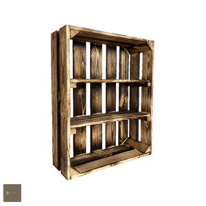 Può includere: Un'unità a scaffale in legno rustico con tre ripiani. Lo scaffale è realizzato in legno riciclato e ha una finitura marrone scuro. Lo scaffale è perfetto per esporre piccoli oggetti o piante.
