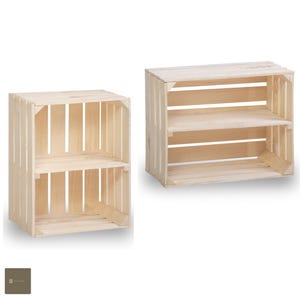 Könnte beinhalten: Zwei Holzkisten mit Regalen, jede mit zwei Regalen. Die Kisten sind aus Naturholz und haben einen rustikalen Look.