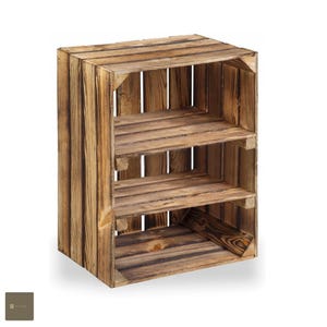 Pode incluir: Uma caixa de madeira rústica com três prateleiras. A caixa é construída em madeira castanha clara envelhecida, mostrando veios e nós visíveis. O design é retangular com prateleiras abertas, adequado para armazenamento ou exibição.