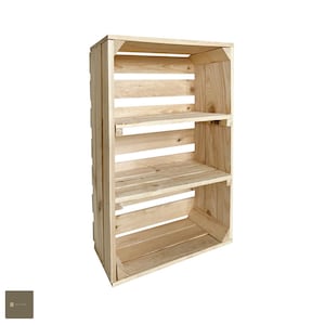 Könnte beinhalten: Ein dreistufiges Holzregalsystem aus Naturholz. Das Regalsystem besteht aus gestapelten Kisten mit rustikalem Aussehen.