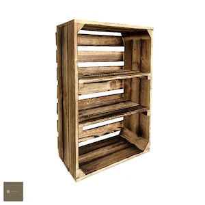 Może przedstawiać: Ruska drewniana półka z trzema półkami. Półka wykonana jest z odzyskanego drewna i ma naturalne, postarzane wykończenie.