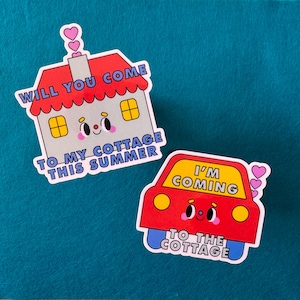 Peut inclure: Deux autocollants colorés avec des motifs de chalet et de voiture. L'autocollant du chalet porte l'inscription "Will you come to my cottage this summer." L'autocollant de la voiture dit "I'm coming to the cottage."