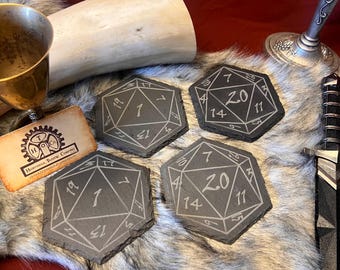 Juego de 4 posavasos de pizarra con dados D20 y números de fantasía.