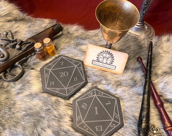 Juego de 2 posavasos con dados D20 y números limpios.