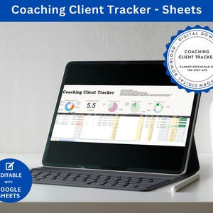 Op de afbeelding: Een laptopcomputer die een Google Sheet toont met de titel "Coaching Client Tracker" met een cirkeldiagram en gegevenstabellen. De sheet is bewerkbaar met Google Sheets. De laptop staat op een wit bureau met een witte mok en een witte vaas.