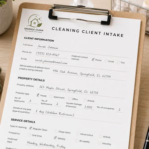 Puede incluir: Un portapapeles marrón que sostiene un formulario blanco de admisión de clientes de limpieza con texto negro. El formulario incluye secciones para información del cliente, detalles de la propiedad y servicios, con un logotipo de Sparkle Clean.