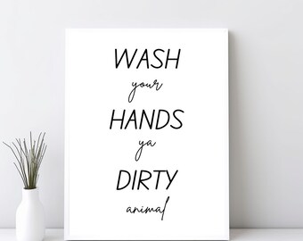 Puede incluir: Arte de pared imprimible en blanco y negro con el texto "WASH your HANDS ya DIRTY animal".