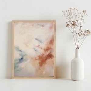 Op de afbeelding: Een ingelijst abstract schilderij met een lichtbeige achtergrond en penseelstreken in blauw, turquoise en bruin.