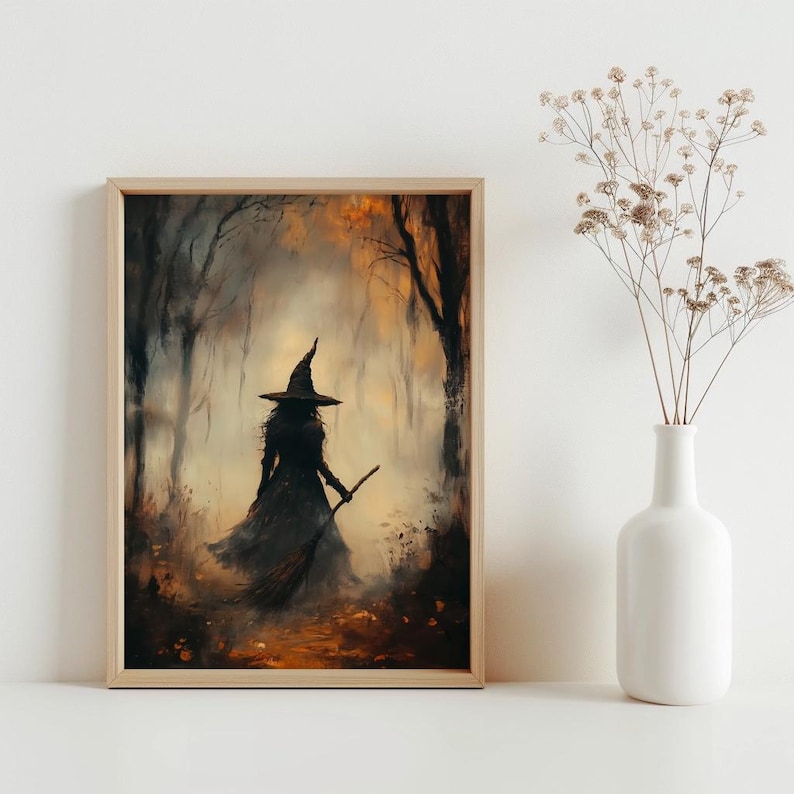 Pu&ograve; includere: Una stampa artistica incorniciata raffigura una strega silhouette in una foresta, con una scopa. L'opera d'arte presenta una tavolozza di colori scuri con sfumature di marrone, arancione e nero, creando una scena misteriosa. La strega indossa un cappello a punta e un abito fluente.
