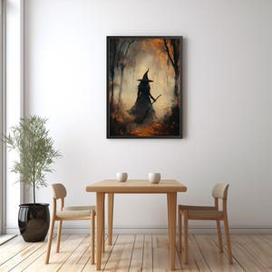 Pu&ograve; includere: Una stampa artistica incorniciata raffigura una strega silhouette in un ambiente forestale. La strega indossa un cappello a punta e tiene in mano un bastone. L'opera d'arte presenta una tavolozza di colori scuri con accenti arancioni e marroni.
