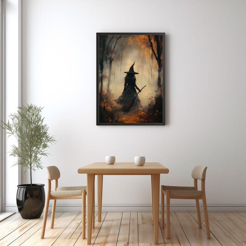 Pu&ograve; includere: Una stampa artistica incorniciata raffigura una strega silhouette in un ambiente forestale. La strega indossa un cappello a punta e tiene in mano un bastone. L'opera d'arte presenta una tavolozza di colori scuri con accenti arancioni e marroni.