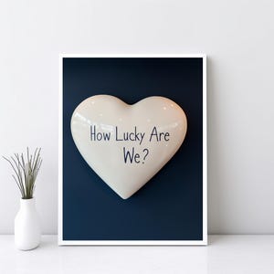 How Lucky Are We Zitat Wandkunst, Herz-Druck-Navy Blau Retro Ästhetik, Schlafzimmer Zitat Poster, trendige Wohnheim-Wand-Kunst-Dekor, nettes Geschenk | SG#264