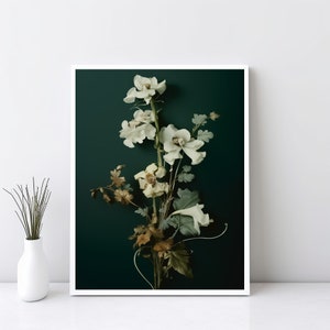 Op de afbeelding: Een boeket witte bloemen met bruine en groene bladeren tegen een donkergroene achtergrond.