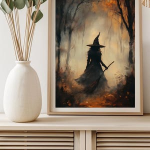 Pu&ograve; includere: Stampa artistica incorniciata raffigurante una strega silhouette in un ambiente forestale. La strega indossa un cappello a punta e tiene una scopa. L'opera d'arte presenta una tavolozza di colori tenui di marroni, arancioni e neri, creando una scena misteriosa e suggestiva.