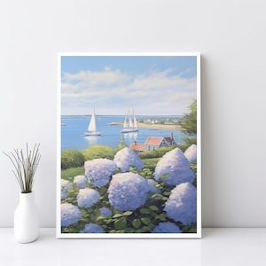 Puede incluir: Una pintura de un paisaje marítimo con veleros en la distancia y un grupo de hortensias en primer plano. El cielo es azul con nubes blancas y el agua es azul claro. Las hortensias son de color morado claro.