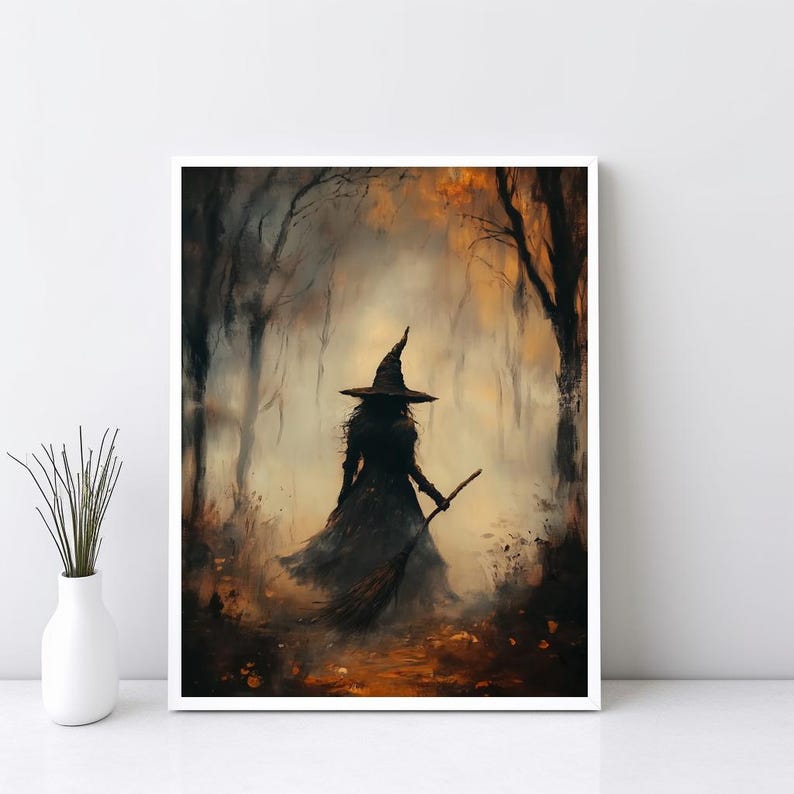 Pu&ograve; includere: Stampa artistica incorniciata raffigurante una strega silhouette con un lungo vestito e cappello a punta, che tiene una scopa. L'opera &egrave; ambientata in una foresta oscura e nebbiosa con toni arancioni e marroni tenui, evocando Halloween.
