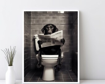 Peut inclure: Un labrador retriever noir est assis sur des toilettes blanches dans une salle de bain, en train de lire un journal intitulé "The Daily News".