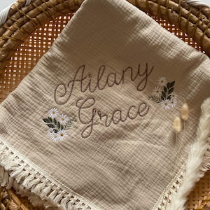 Personalized Embroidered Baby Muslin Swaddle Blanket with Name and Daises Floral Design, Organic Cotton baby swaddle, Custom Boho Baby Gift