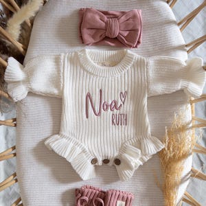 Combi-short prénom personnalisé en tricot pour nouveau-né avec volants brodés Tenue à emporter pour bébé fille, cadeau personnalisé pour baby shower.