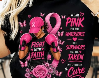 Puede incluir: Una camiseta negra con el gráfico de una persona con gorra de béisbol y guantes de boxeo rosas. El diseño incluye un gran lazo rosa, mariposas rosas, una rosa y el texto: I WEAR PINK FOR THE WARRIORS THE SURVIVORS AND THE TAKEN UNTIL THERE IS A CURE NEVER GIVE UP.