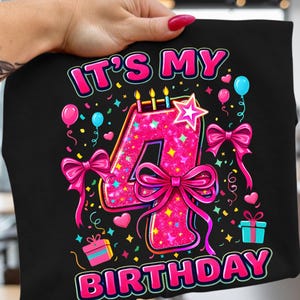 Könnte beinhalten: Schwarzes T-Shirt mit dem Text "IT'S MY BIRTHDAY" in Pink. Die Zahl 4 befindet sich in der Mitte, verziert mit Glitzer und Schleifen. Ballons, Herzen und Konfetti umgeben die Zahl und schaffen ein festliches Design.